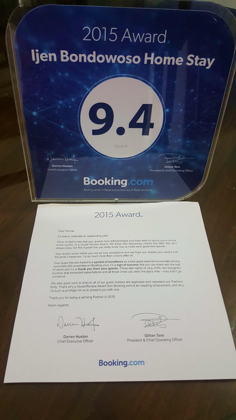 2015 Booking.com Guest Review Award plaque, Ijen Bondowoso Homestay (score 9.4/10).